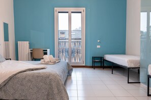 Apartament, vistes a la ciutat | Caixa forta a l'habitació i cortines opaques