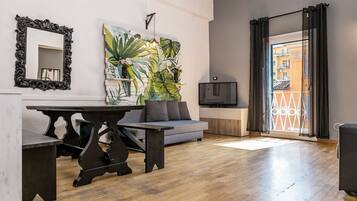 Departamento, vista a la ciudad | Área de sala de estar | Televisión