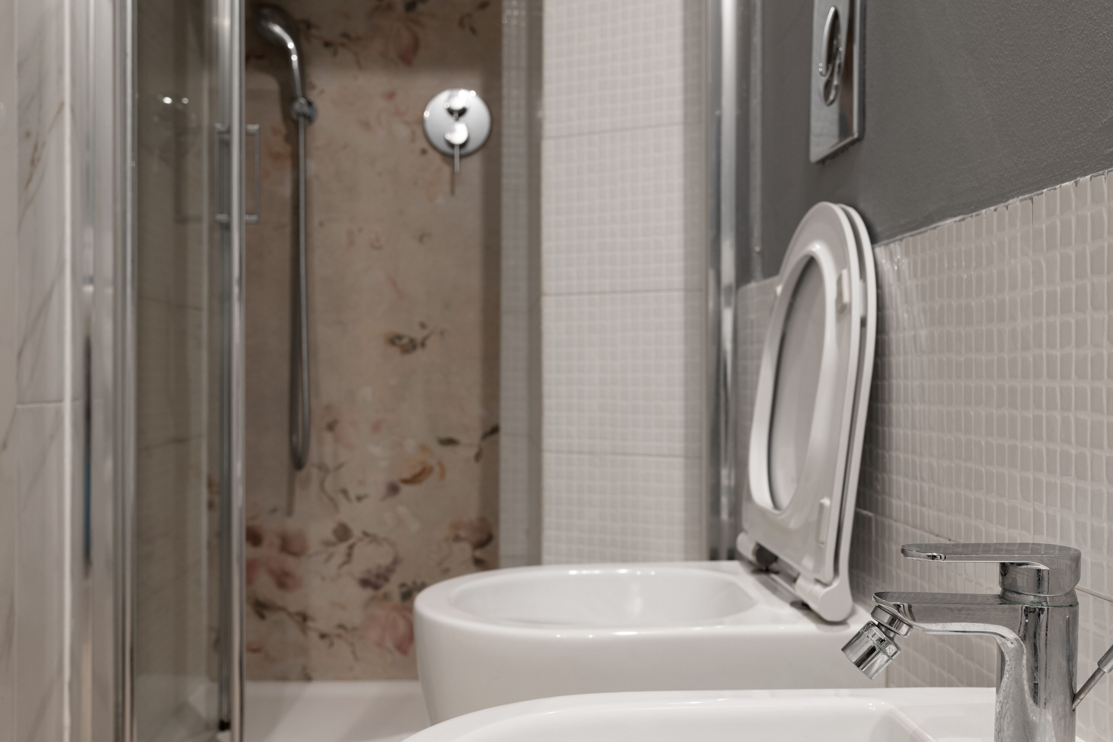 Un baño con ducha, inodoro y lavamanos.