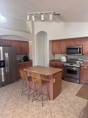 Fridge, microwave, oven, stovetop - Serene Oasis 3-bedroom bungalow with AC in Maricopa (Maricopa)