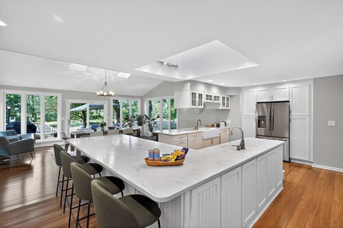 Luxe 5BR Winter Retreat  Wineries Near Notre Dame