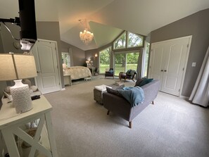 5 bedrooms, desk, iron/ironing board, travel cot