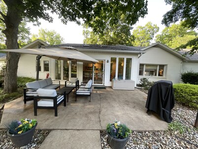 Luxe 5BR Winter Retreat  Wineries Near Notre Dame