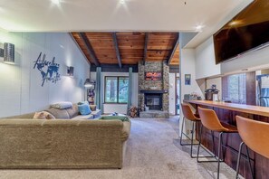 Téléviseur, foyer, livres