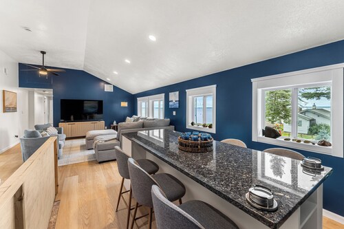 Large 5BD Lakehouse w/ Beach & Hot Tub