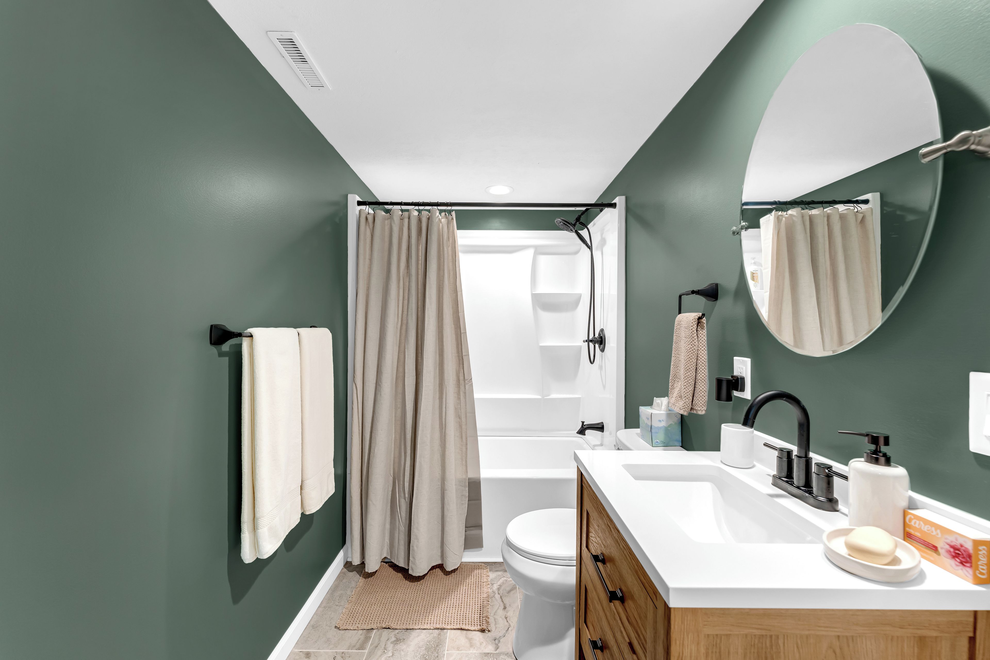 Une salle de bain moderne avec une baignoire, des toilettes et un lavabo.