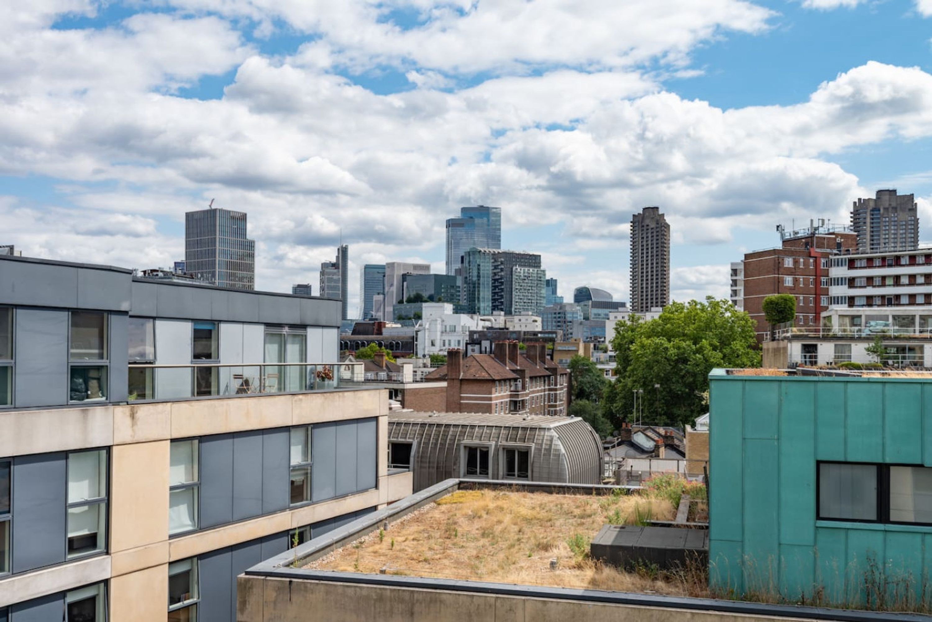 Een modern stadsgezicht met hoge gebouwen en een combinatie van woon- en bedrijfsgebouwen.
