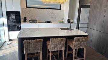 Frigorifero, microonde, forno, piano cottura