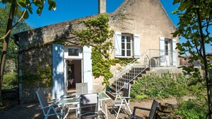 A stone house with a conical roof, white shutters, and a staircase leading to a balcony. - La Maison de Yette - CHEILLY-LES-MARANGES (CHEILLY-LES-MARANGES)