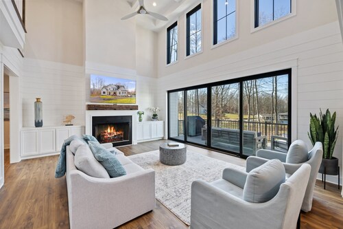 NEW 6BR Luxury Lakefront Lake Anna Private Boathouse!