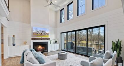 NEW 6BR Luxury Lakefront Lake Anna Private Boathouse!