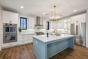 ثلاجة، ميكروويف، فرن، موقد طهي مسطح