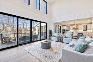 تلفزيون ذكي، مدفأة، ألعاب فيديو، مشغل دي في دي