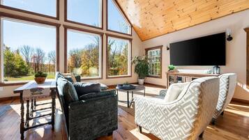 تلفزيون ذكي، ألعاب فيديو، كرة قدم الطاولة، تنس طاولة