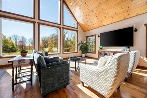 Smart TV, videojuegos, futbolito y tenis de mesa 