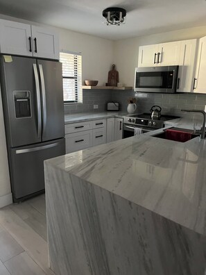 Microwave, oven, stovetop, dishwasher - LATE CANCELLATION - JANUARY DISCOUNT. 2/2.5 Buttonwood Bay, waterfront; (Key Largo)