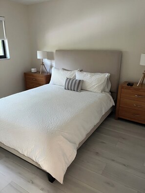 2 bedrooms, iron/ironing board, internet, bed sheets - Spring special rate.  Escape the cold to this modern comfort retreat (Key Largo)