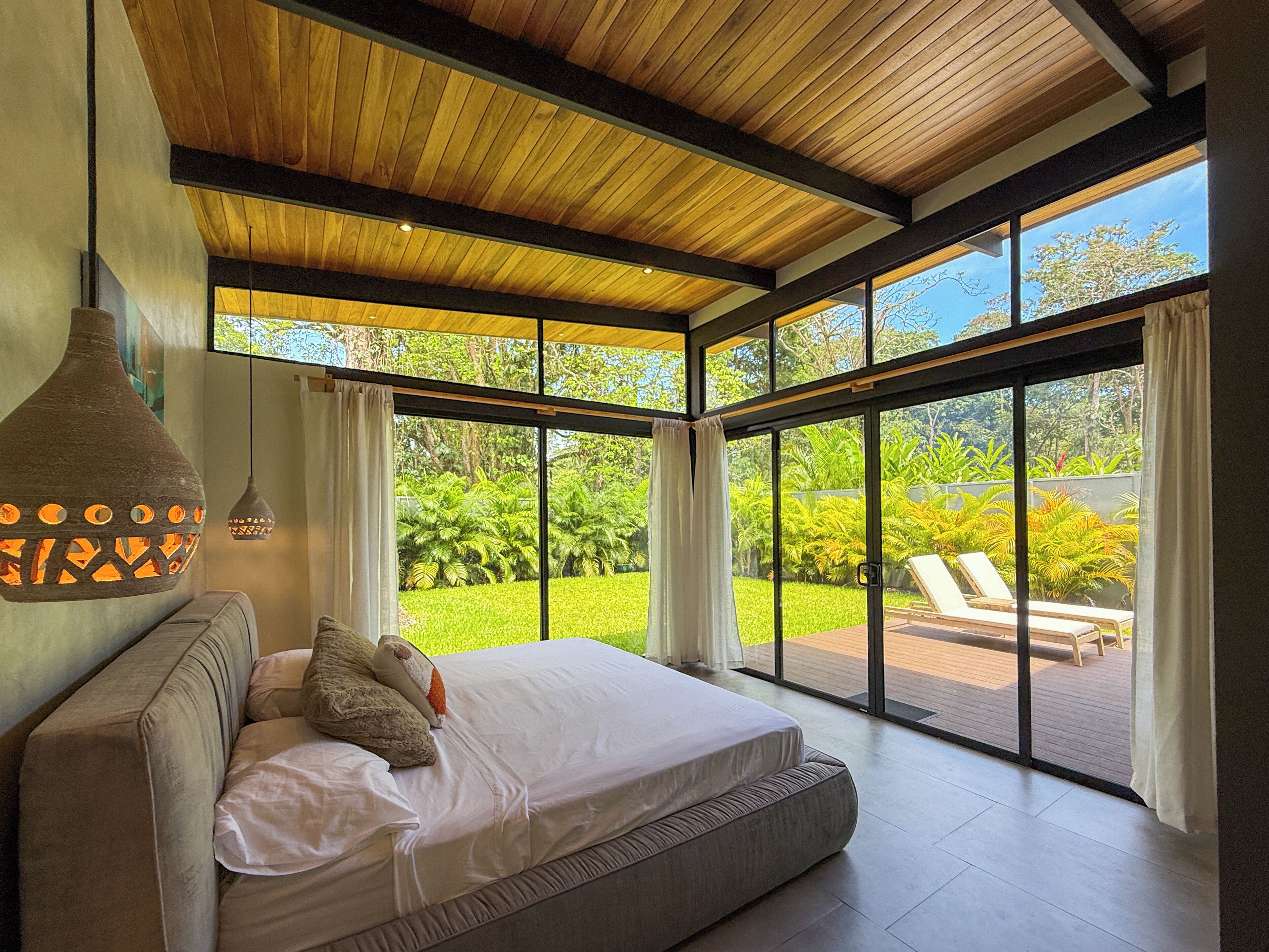 2 slaapkamers, een kluis op de kamer, een strijkplank/strijkijzer, wifi