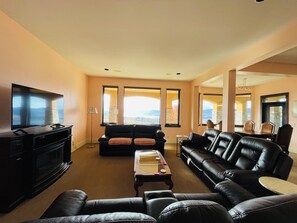 Living area - Romantic Sunset lake view  house - uppermission (Kelowna)