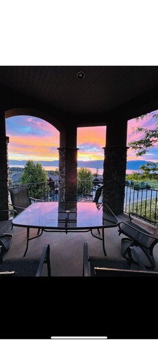 Romantic Sunset lake view  house - uppermission