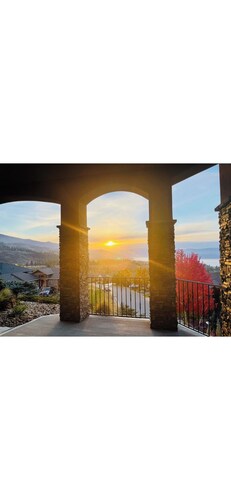 Romantic Sunset lake view  house - uppermission