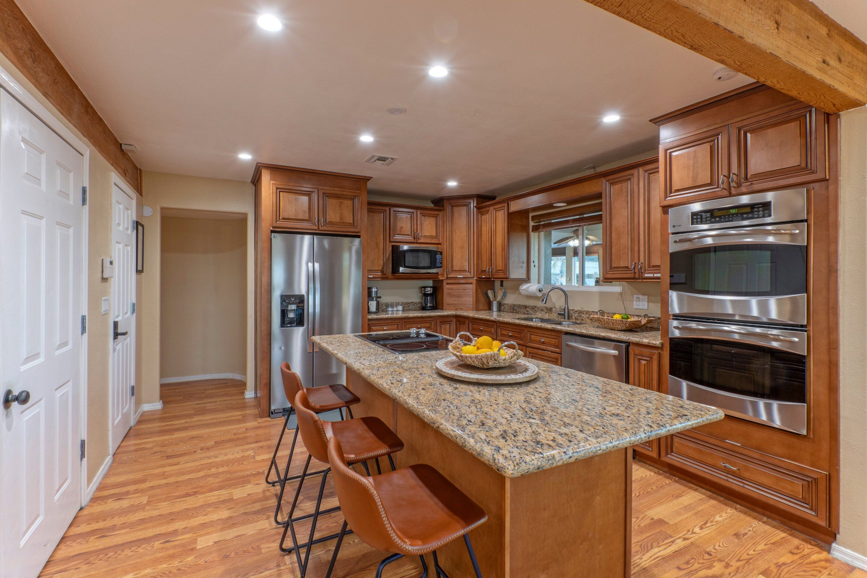 Jääkaappi, mikroaaltouuni, uuni, liesi