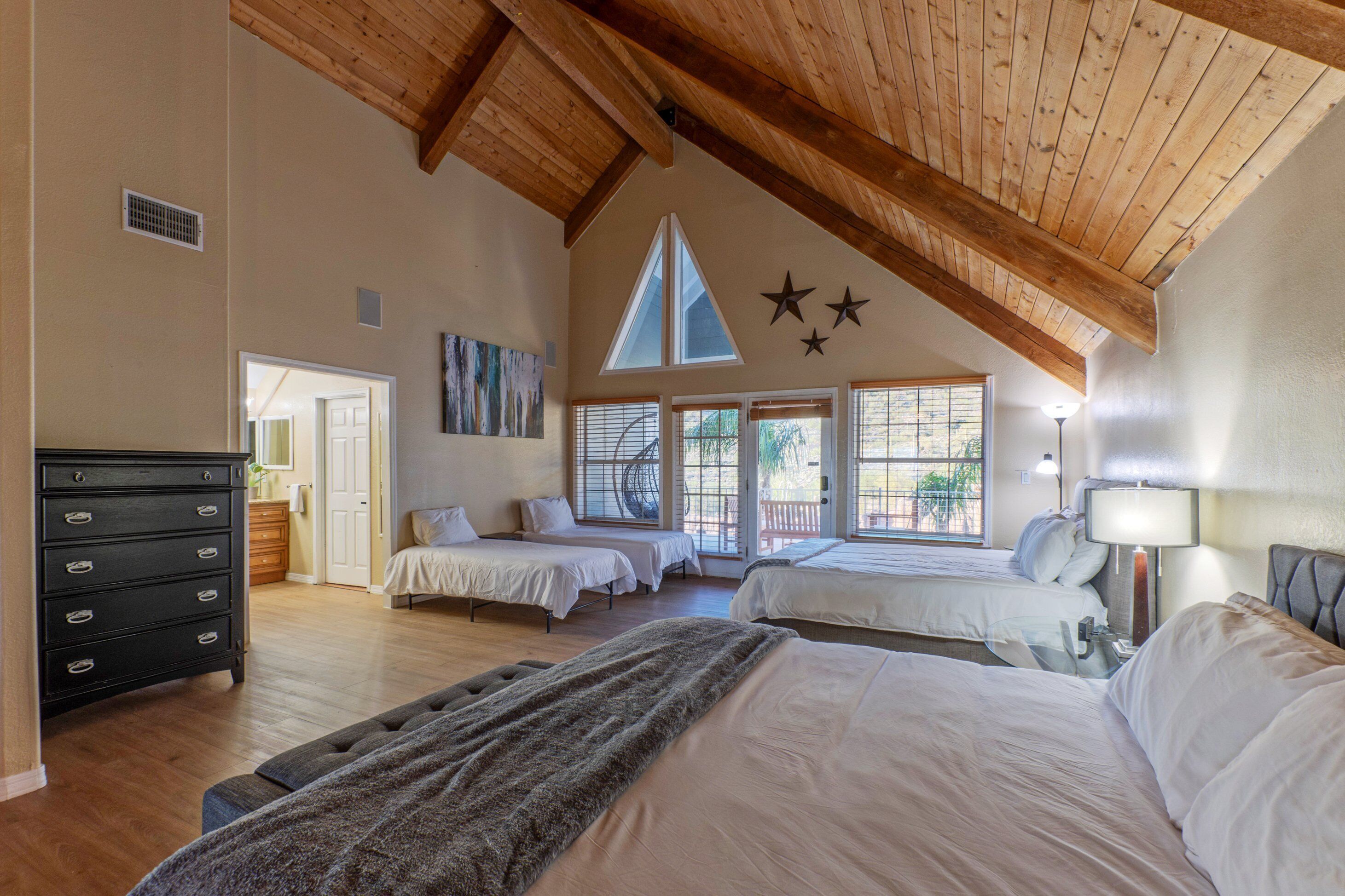 15 makuuhuonetta, työpöytä, silitysrauta/-lauta, ilmainen Wi-Fi