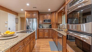 Frigorífic, microones, forn i placa de cuina