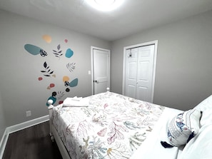 3 habitaciones, tabla de planchar con plancha, wifi y ropa de cama 