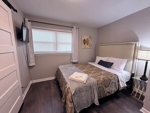 3 bedrooms, iron/ironing board, WiFi, bed sheets - Unique Old Charm 3-bedroom, 4-bed with Updated Comfort! (Charlotte)