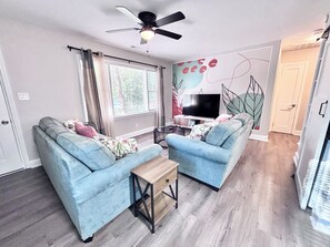 TV - Unique Old Charm 3-bedroom, 4-bed with Updated Comfort! (Charlotte)
