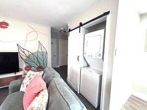 TV - Unique Old Charm 3-bedroom, 4-bed with Updated Comfort! (Charlotte)