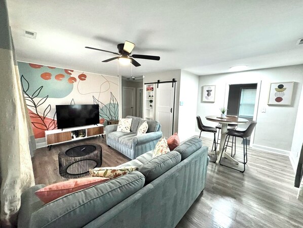 TV - Unique Old Charm 3-bedroom, 4-bed with Updated Comfort! (Charlotte)