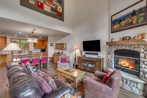 Smart TV, fireplace