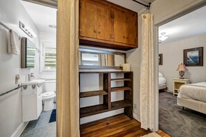 2 bedrooms, iron/ironing board, WiFi