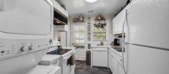 Charming 2BR - Antique Cottage