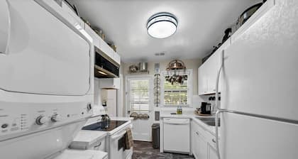 Charming 2BR - Antique Cottage
