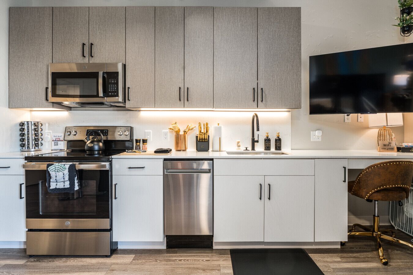 Réfrigérateur, micro-ondes, four, plaque de cuisson