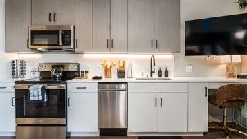 Lemari es, microwave, oven, dan kompor