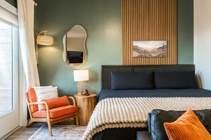 2 bedrooms, desk, WiFi, bed sheets