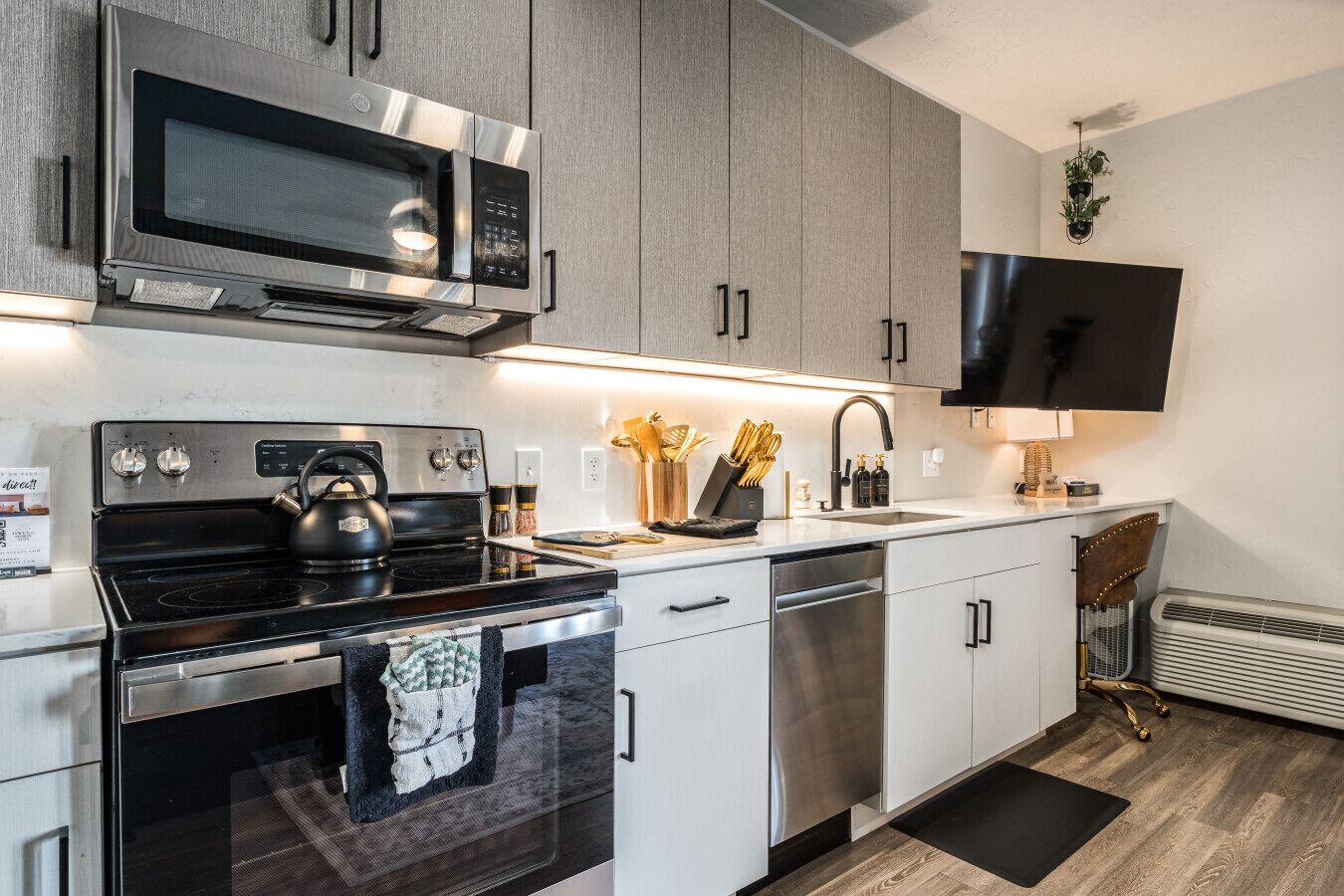 Réfrigérateur, micro-ondes, four, plaque de cuisson