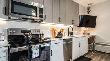 Réfrigérateur, micro-ondes, four, plaque de cuisson