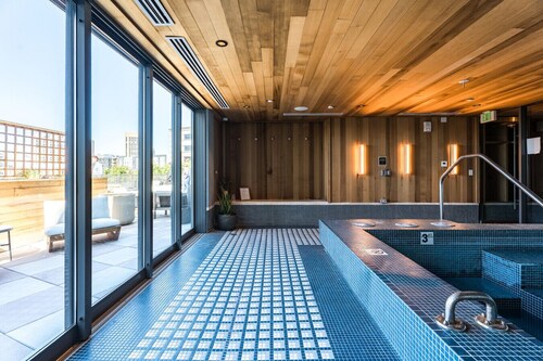 King Bed, Coffee Bar, Free Parking, Hot Tub