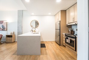 冷蔵庫、電子レンジ、オーブン、コンロ