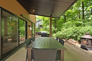 Outdoor dining - Luxury 3-bdrm condo in Bromont (P5) in quiet area with outdoor courtyard (Bromont)