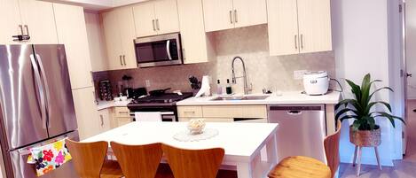 Microondas, horno, parrilla de estufa y lavavajillas