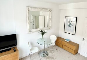 Interior - Marylebone Haven: Chic 1BD Flat Near Regent’s (Greater London)