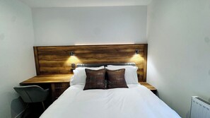 Tabla de planchar con plancha, wifi y ropa de cama