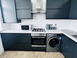 Refrigerador, microondas, horno, placa de cocina