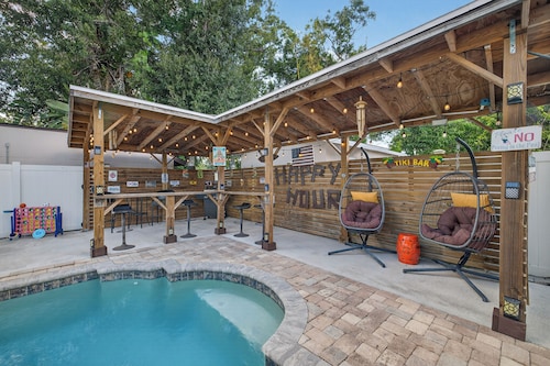 
Luxurious 4BR Home, Heated Pool, Gym, and Outdoor Kitchen near Busch Gardens